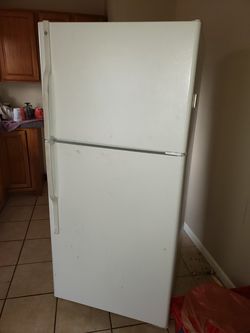 GE white Fridge