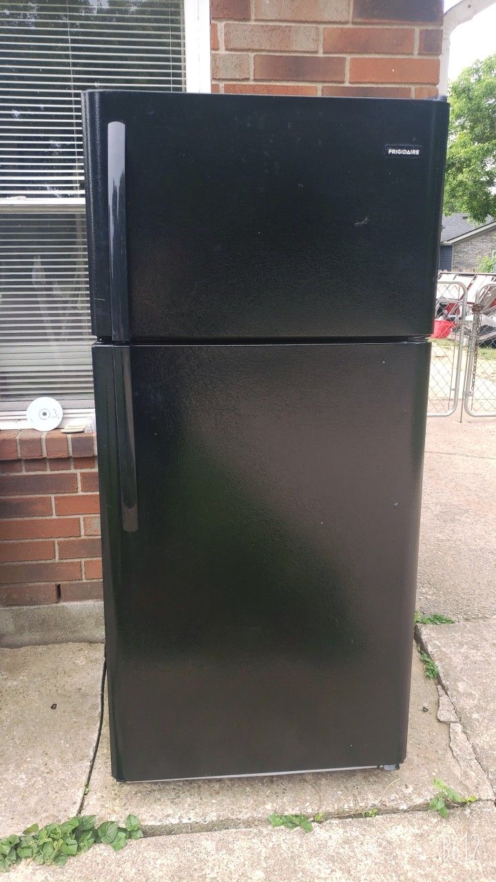 Refrigerator for sale, the work is very good, and there is transportation as well, and transportation has another price