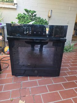 Wall mounted oven