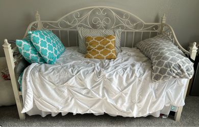 🌟 Beautiful White Daybed with Decorative Metal Frame – Great Condition! 🌟