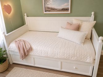 Daybed with pullout trundle