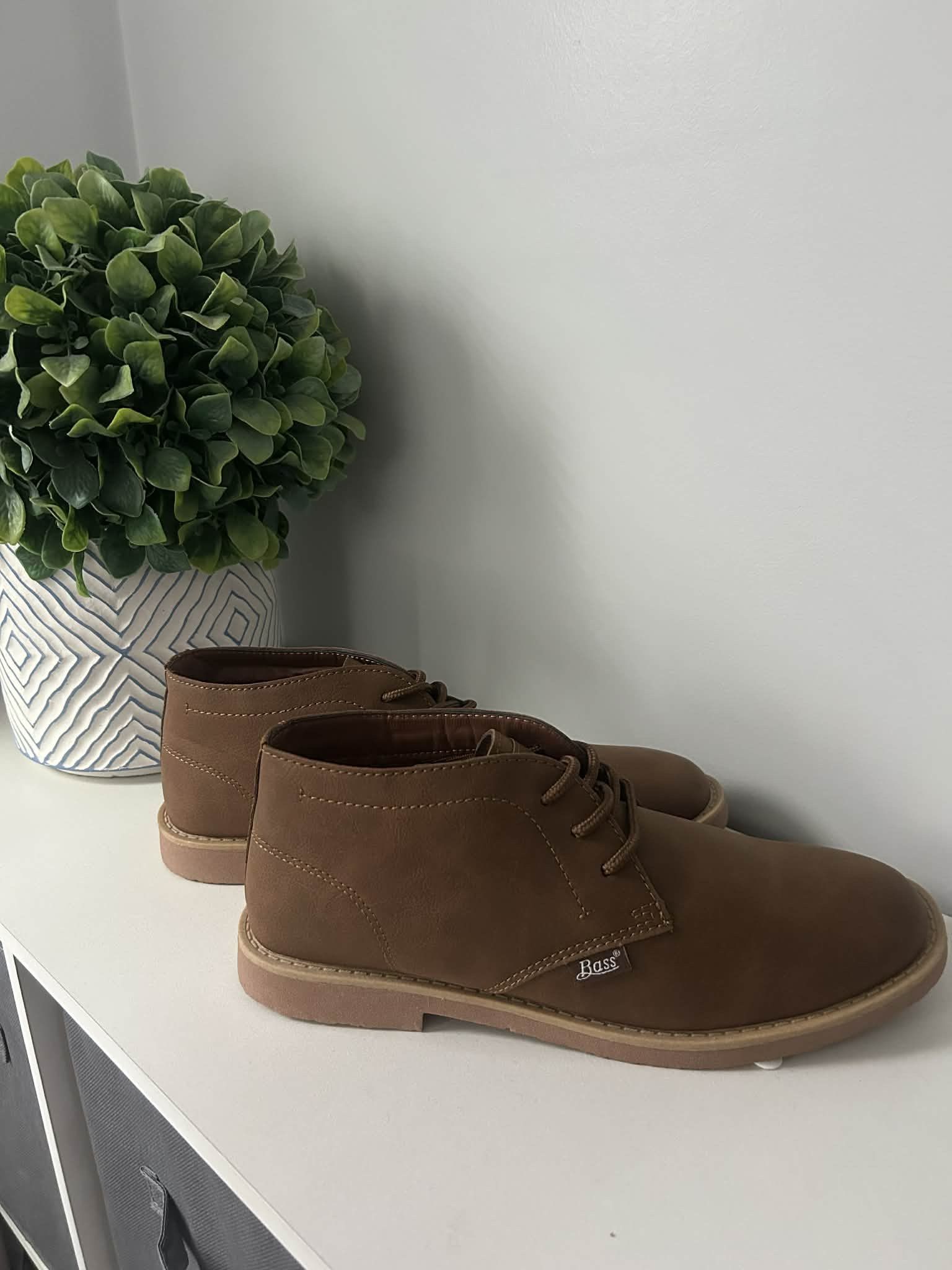 Bass authentic brand-new men's brown lace up ankle boot, color brown, size 8