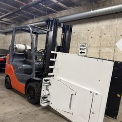 TOYOTA MODEL 8 forklift for sale ,5500 lb, 3 stage, CARTOON clamp 
