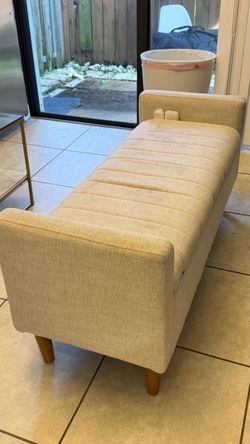 BANQUETA | Upholstered Bench with Arms and Wood Legs