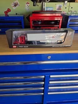 1/64 Freightliner Cascadia Die-cast Replica 