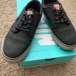 NIKE Size 6