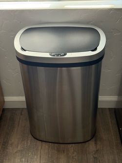 Motion opening trash can