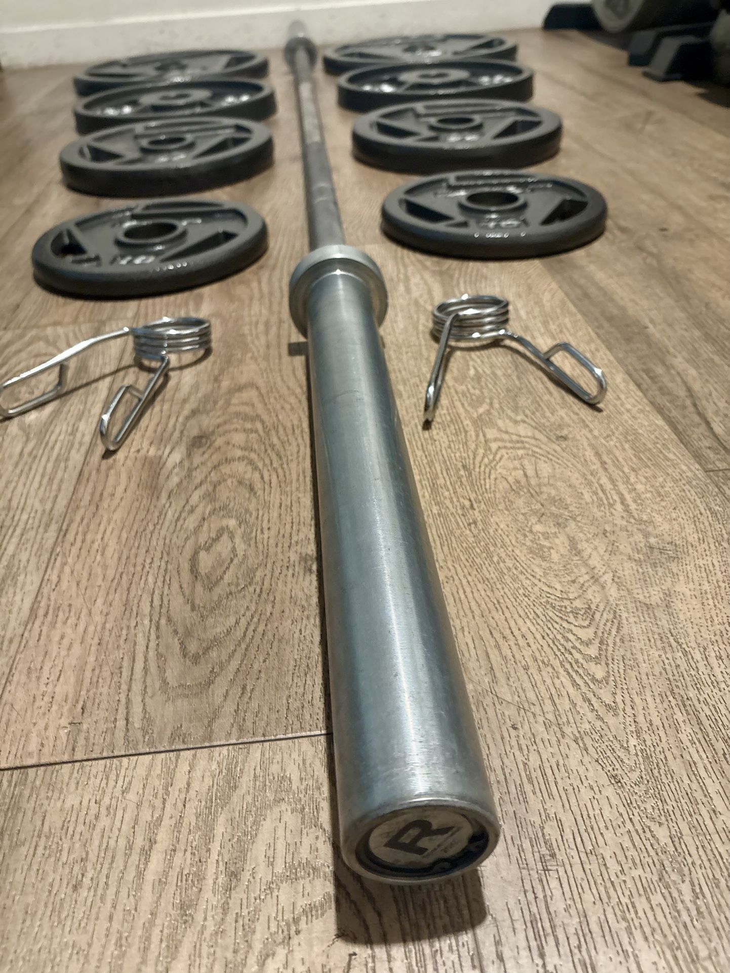 7 ft 45 lbs Rogue Olympic Bar (Gently Used)With BRAND NEW Weight Plates: 45s, 35s, 25s & 10s Total: 275 lbs