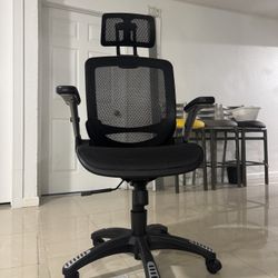 comfortable office chair with head rest and adjustable arm rests