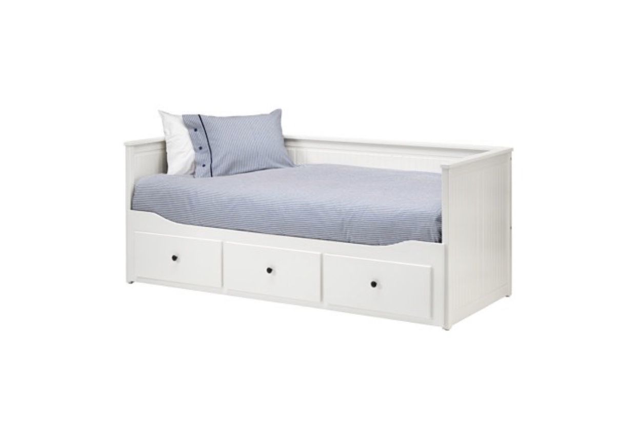 Day bed with storage drawers