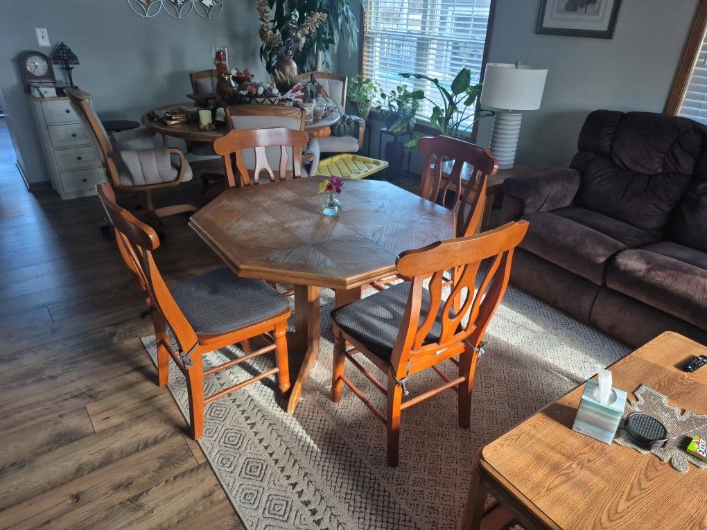 Dining Set have a leaf you can add to table