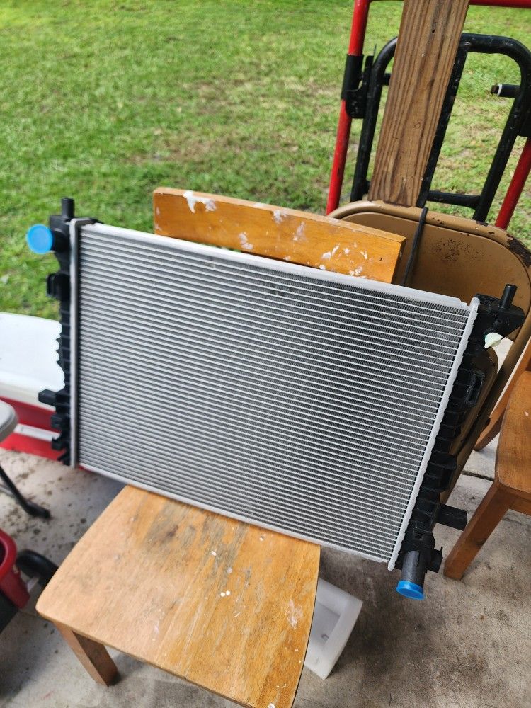 2006-2011 Ford Crown Victoria/Mercury Grand Marquis Replacement Radiator 