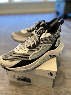 Curry Basketball Shoes - new (mens 10)