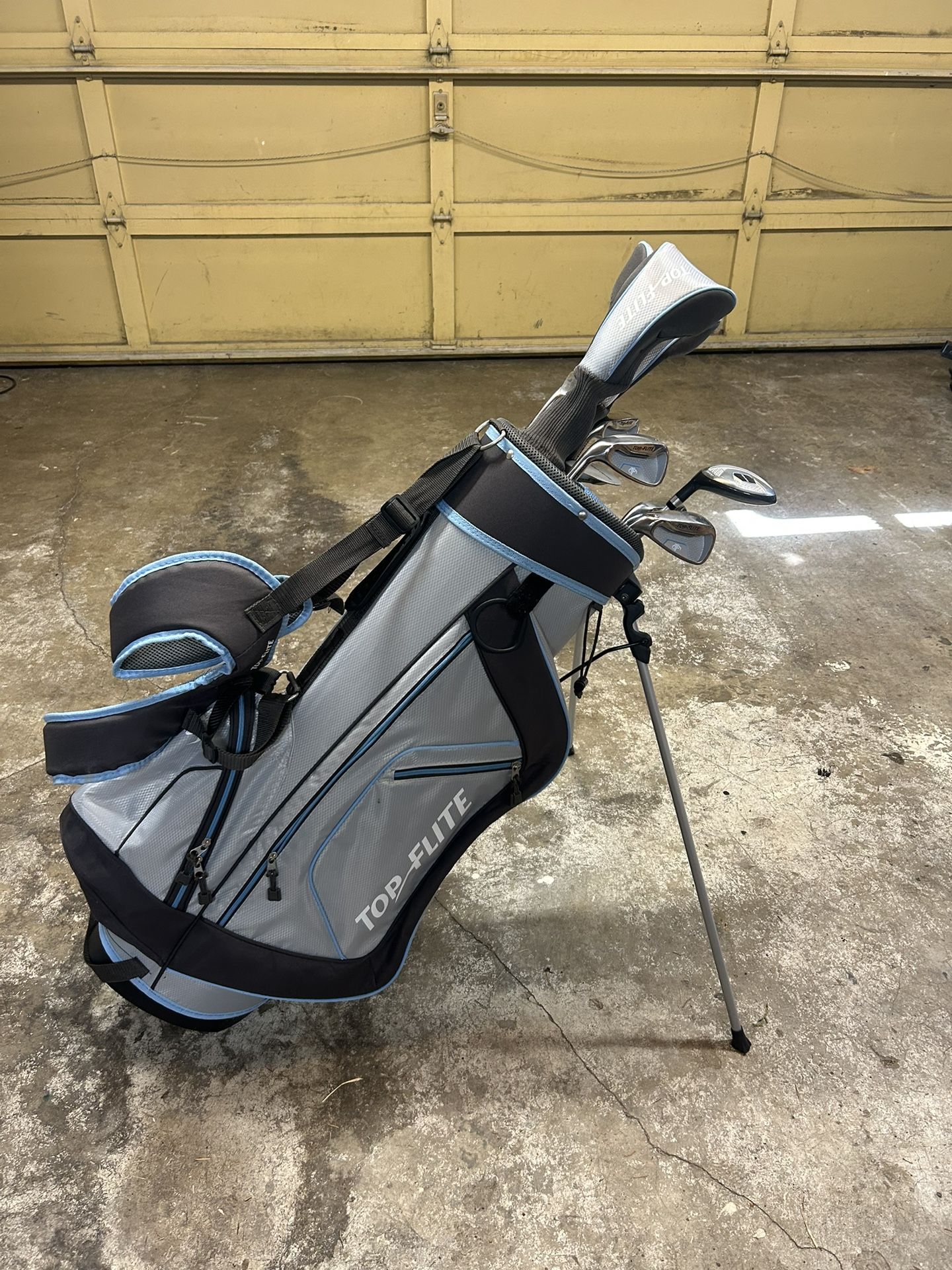 Top Flite Bag And Women’s Left Hand Golf Clubs