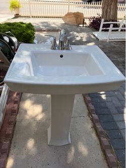 Pedestal sink