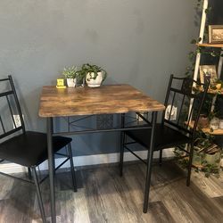 Small dining table! Studio/apartment frendly