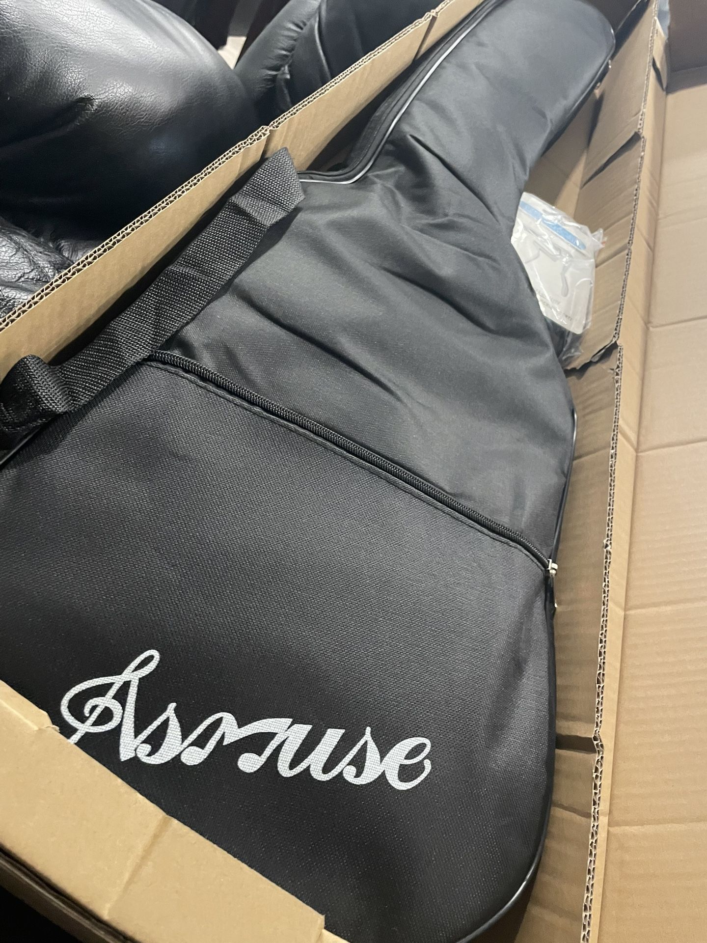 ELECTRIC GUITAR (BRAND NEW/ NEVER USED) - ALL BLACK -> COMES WITH PROTECTOR + CARRYING CASE ๐ธ