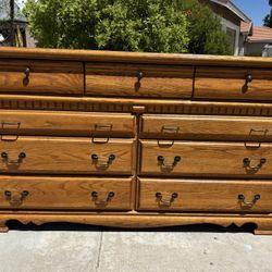 Solid Wood 9 Drawer Dresser Chest of Drawers Furniture Great Condition 