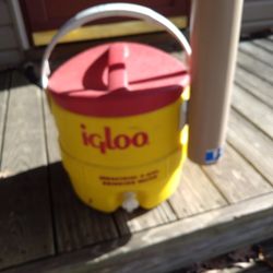 Igloo. 3 Gal   With Cup Holder