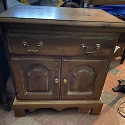 Beautiful Solid Wood Vintage Thomasville Designer End Table
