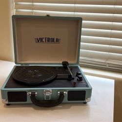  Victrola Journey+ Bluetooth suitcase record player