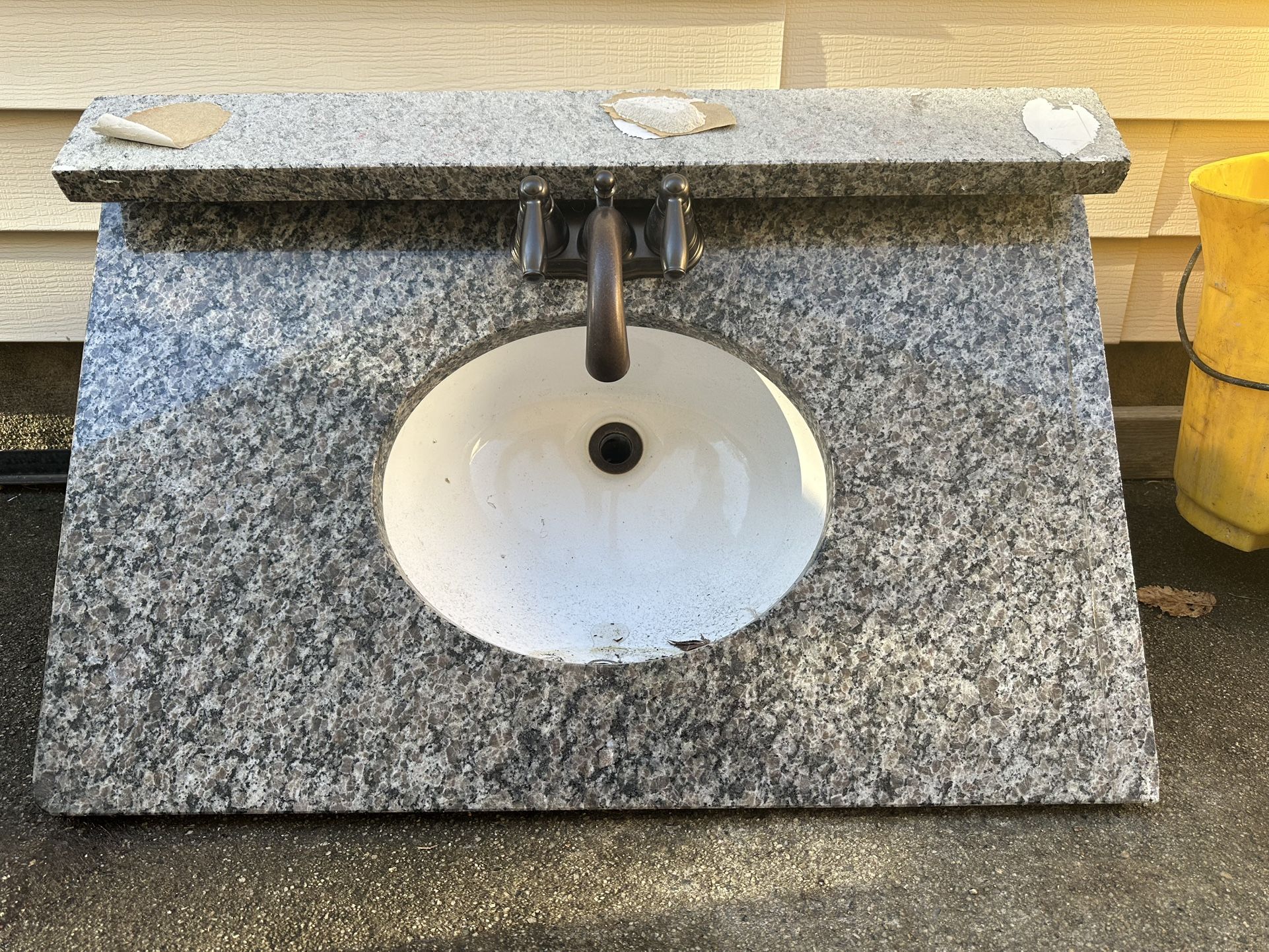 Sink + faucet Moen 32”