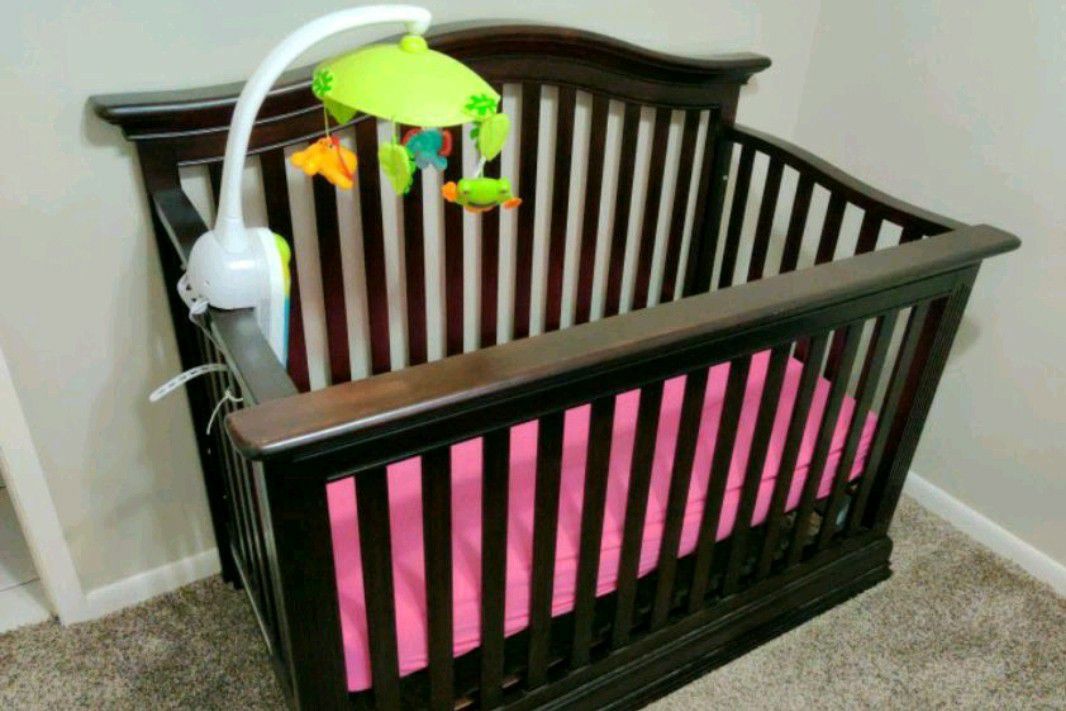 Baby Crib. With FREE Mattress and Mobile (Fisher Price)
