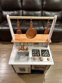 MOVING SALE!! Kidkraft Kitchen
