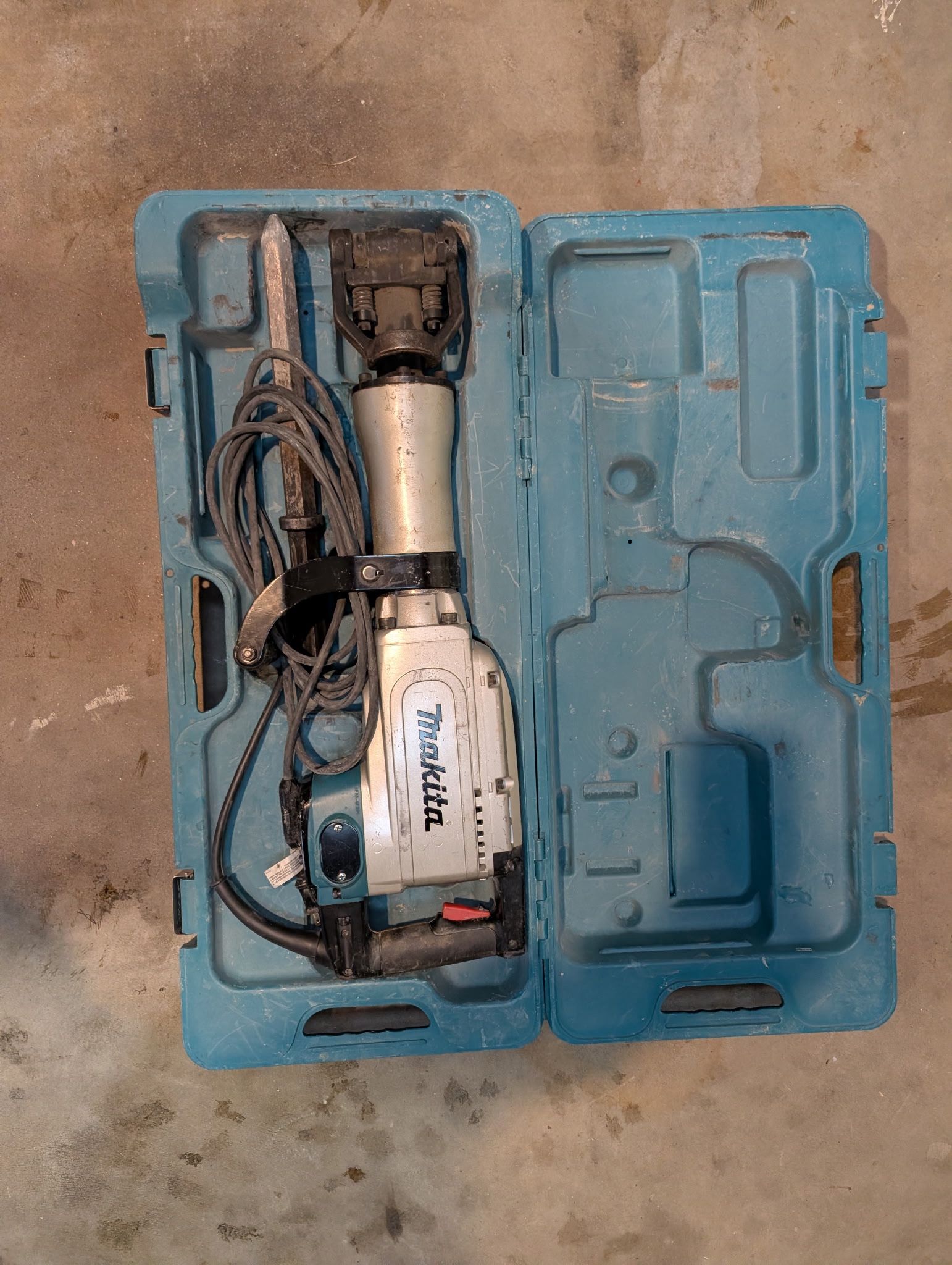 Makita - HM1304B Demolition Hammer With Case 