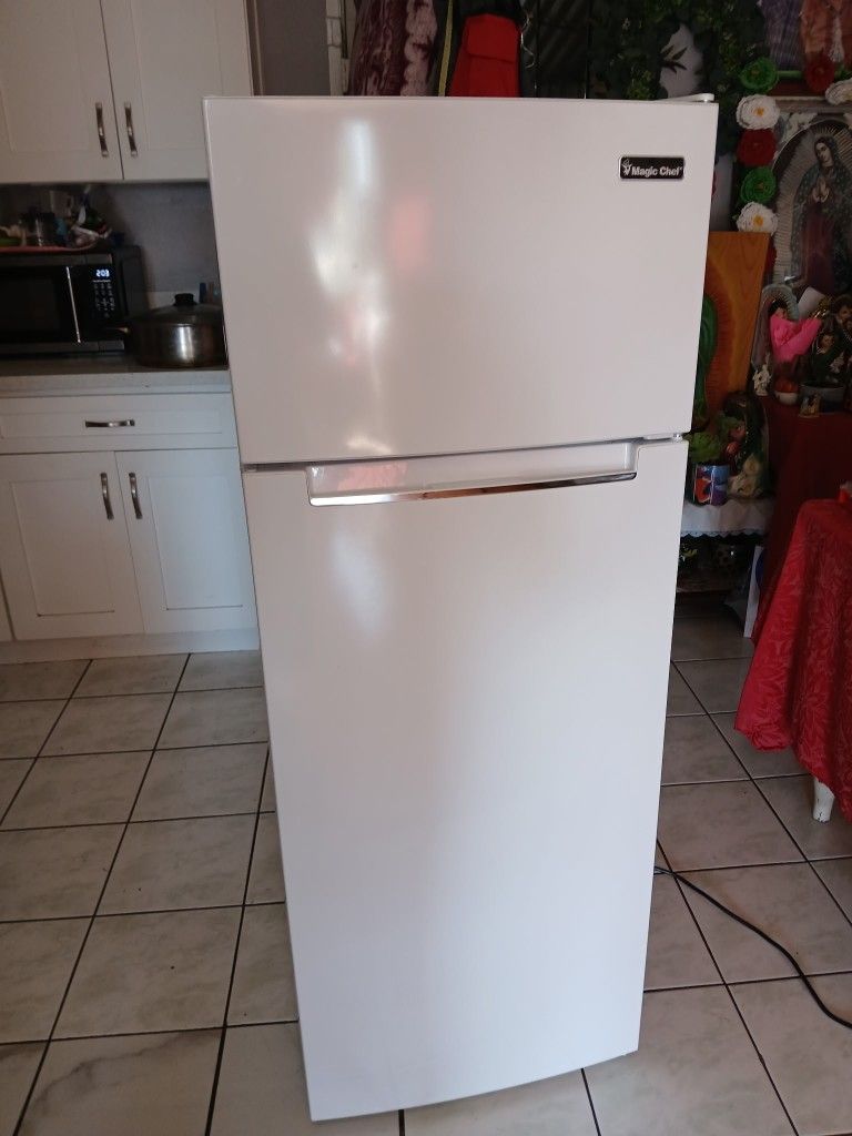 Magic Chef 7.3 Cu 2 Door Mini Fridge In White With Freezer