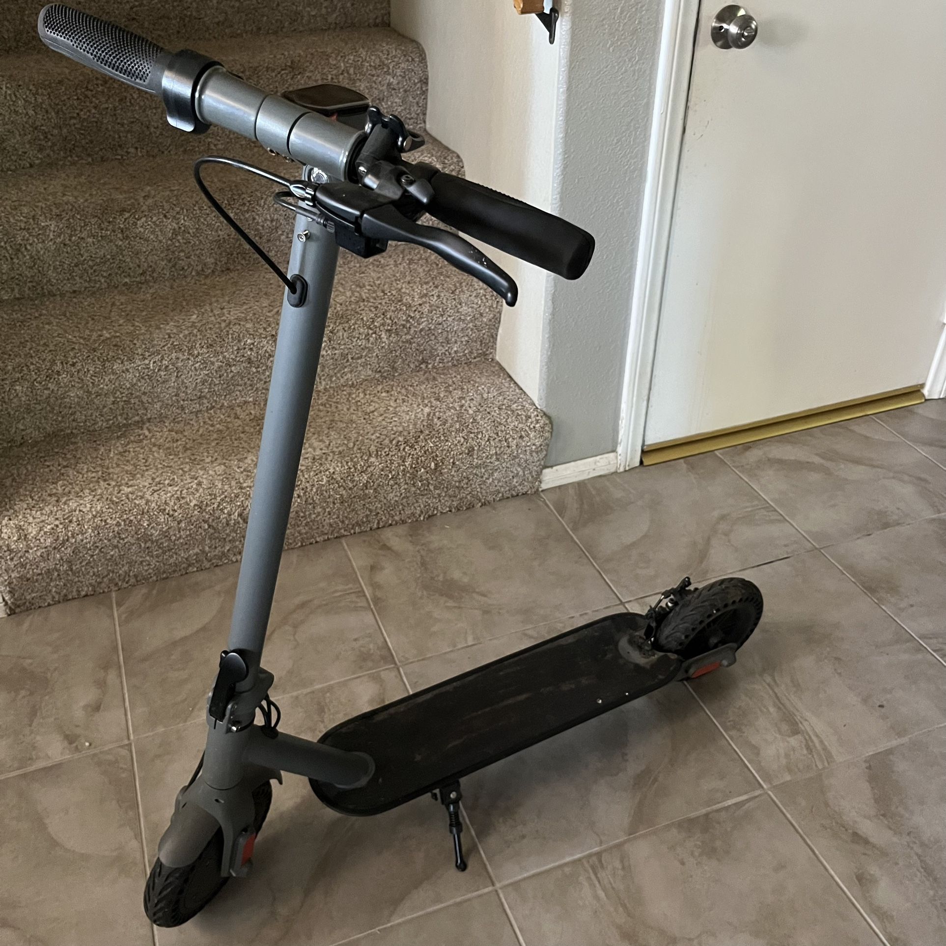 XPRIT H10K 10'' Electric Scooter, 15Ah Battery for up to 45 km Range, 350W Motor, 30km/h Top Speed, LED Dashboard