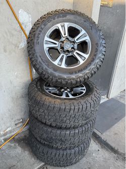 Vendo set de rines 17x9 de 6-139.7 lugs con llantas 265/70/R17 Patagonia At por $800