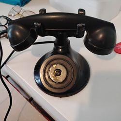 Telephone 
Western Electric Model 102/202 D1 Non-Dial Desk Telephone.