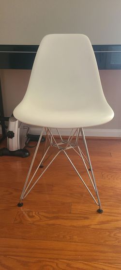 Eames‑Style Molded Plastic Chair with Eiffel Wire Base