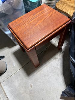 Set of 2 solid oak end tables