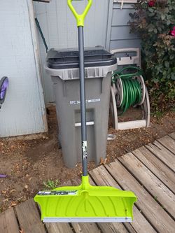Snow Joe Green Snow Shovel