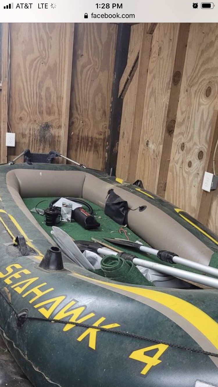 Photo Green Seahawk boat Multi Chambered rated for 660lbs