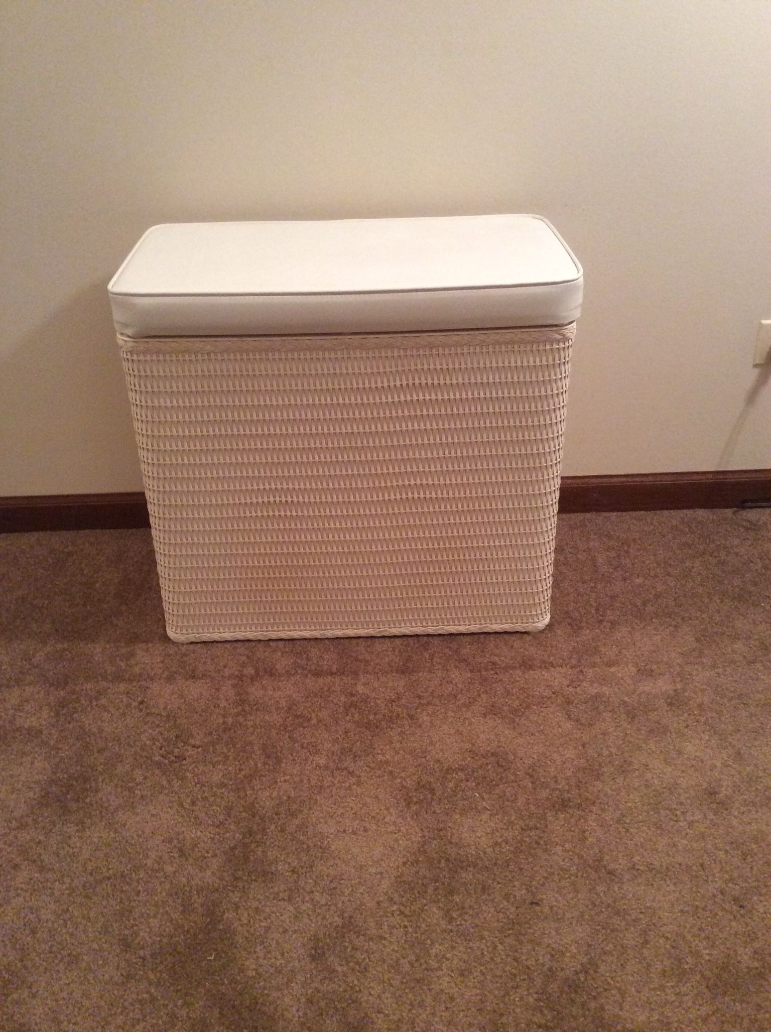 White Wicker Hamper With Padded Bench Seat