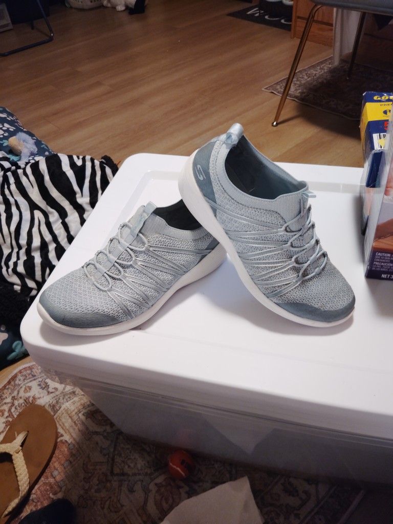 Size 7 Skechers