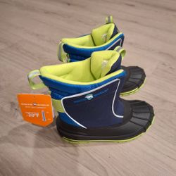 Boy's snowboots size 3 NEW