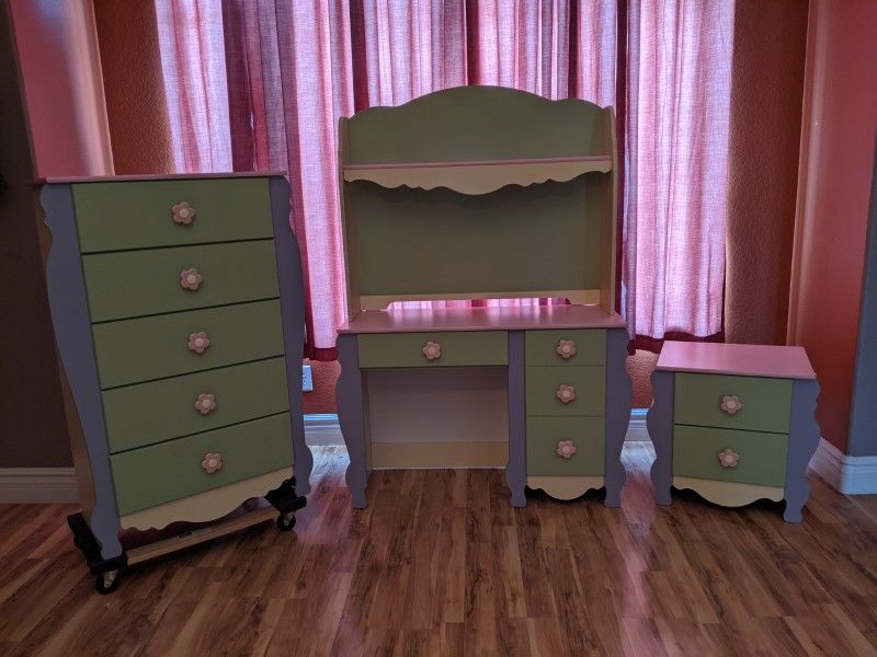 B14022 Ashley Furniture Doll House Youth Desk/rolling Box, 56 OFF