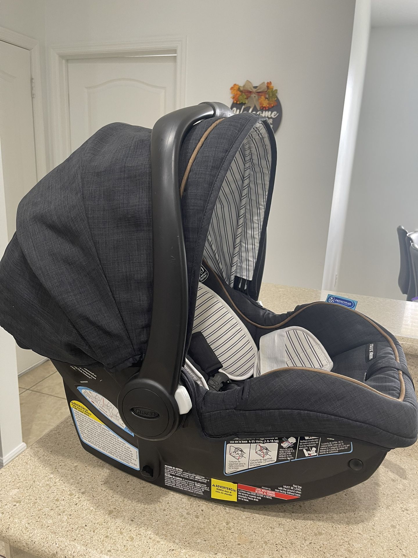 Car SEAT 💺 For Babies  With Base ! Graco !