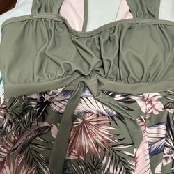 Lady’s swimming suit new medium