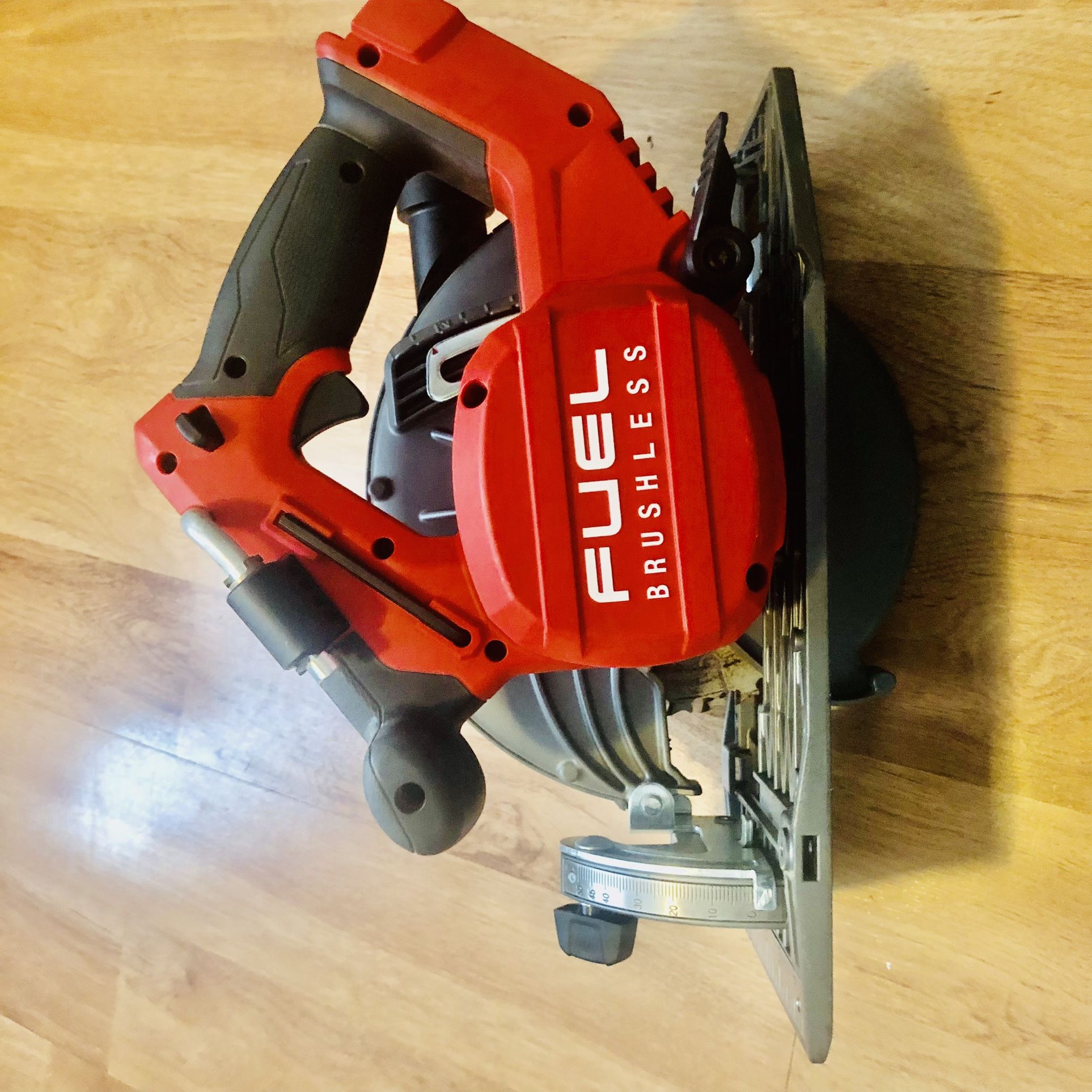 Milwaukee M18 FUEL 18-Volt Lithium-Ion Brushless Cordless 7-1/4 in. Circular Saw (Tool-Only)