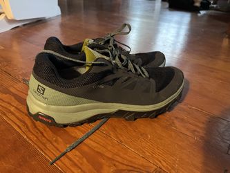 Solomon Outline Trail Runners Size 10