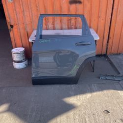 2014-2020-2021 Jeep Cherokee Door