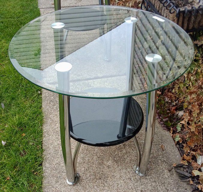 2 End Tables Glasss
