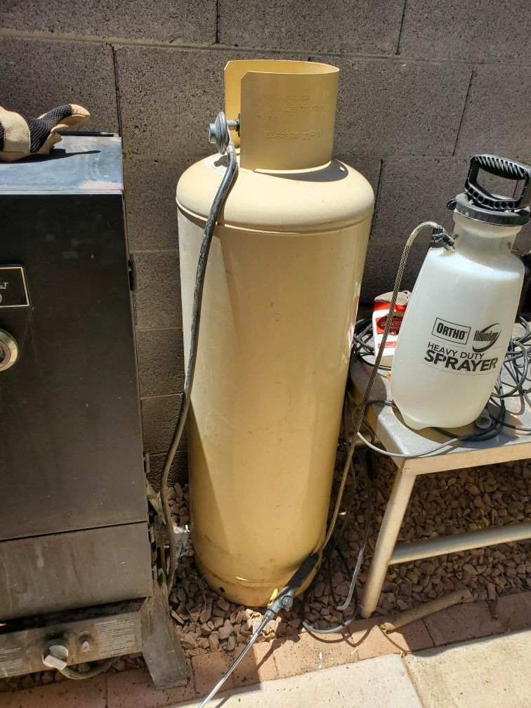 100 lb empty propane tank