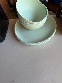 4 plastic plates and 3 plastic bowls $10
