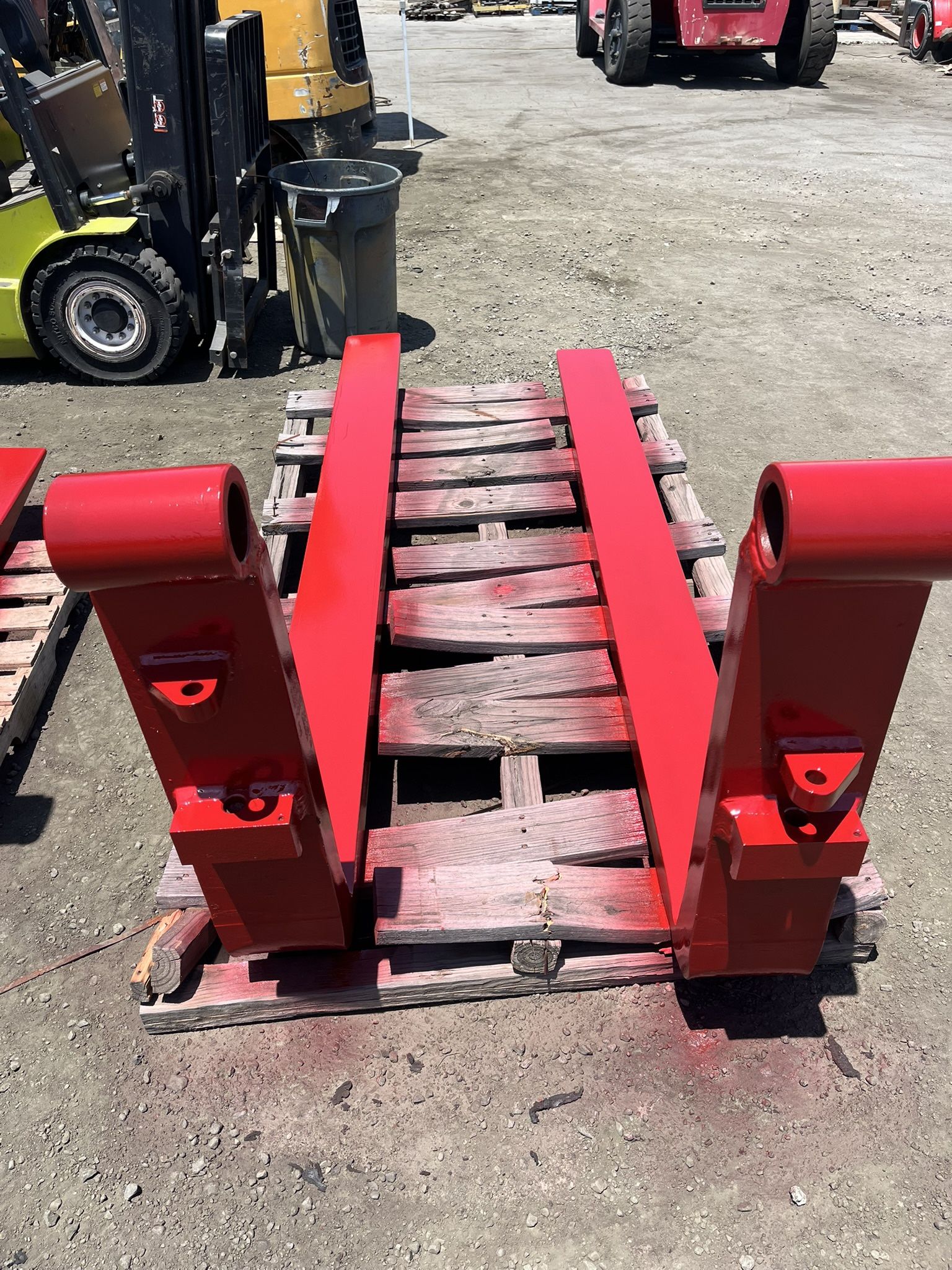 Like new forklift forks,for 19,000 lbs -36,000 lbs forklift , large forks has fork positioner hook up, measurements-Pin 3 3/8 - top to middle of pin 3